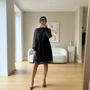 ROBE NOIRE A DENTELLE